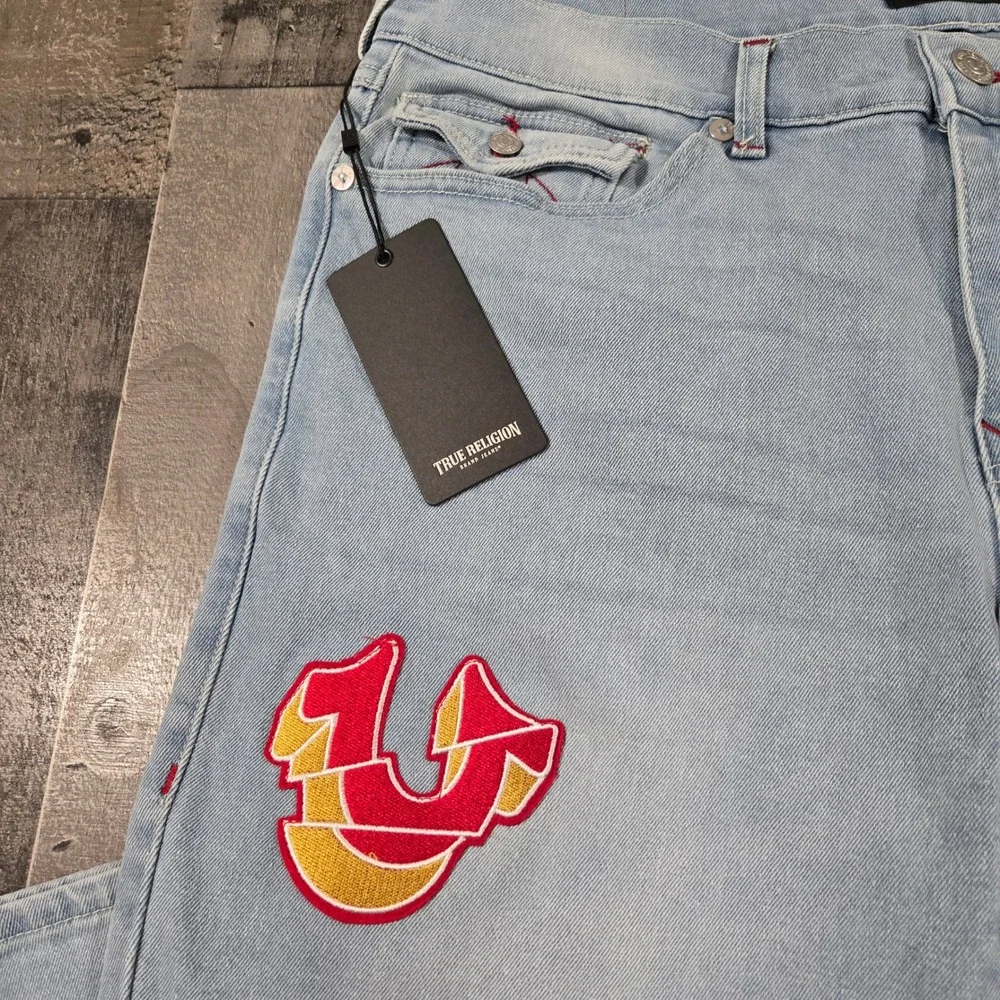 True Religion Geno Slim Fit Varsity Patch Denim Jeans Light Wash Deadstock NWT